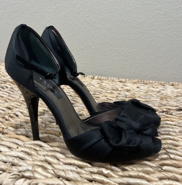 Sepatu peep-toe beraksen pita di tumit